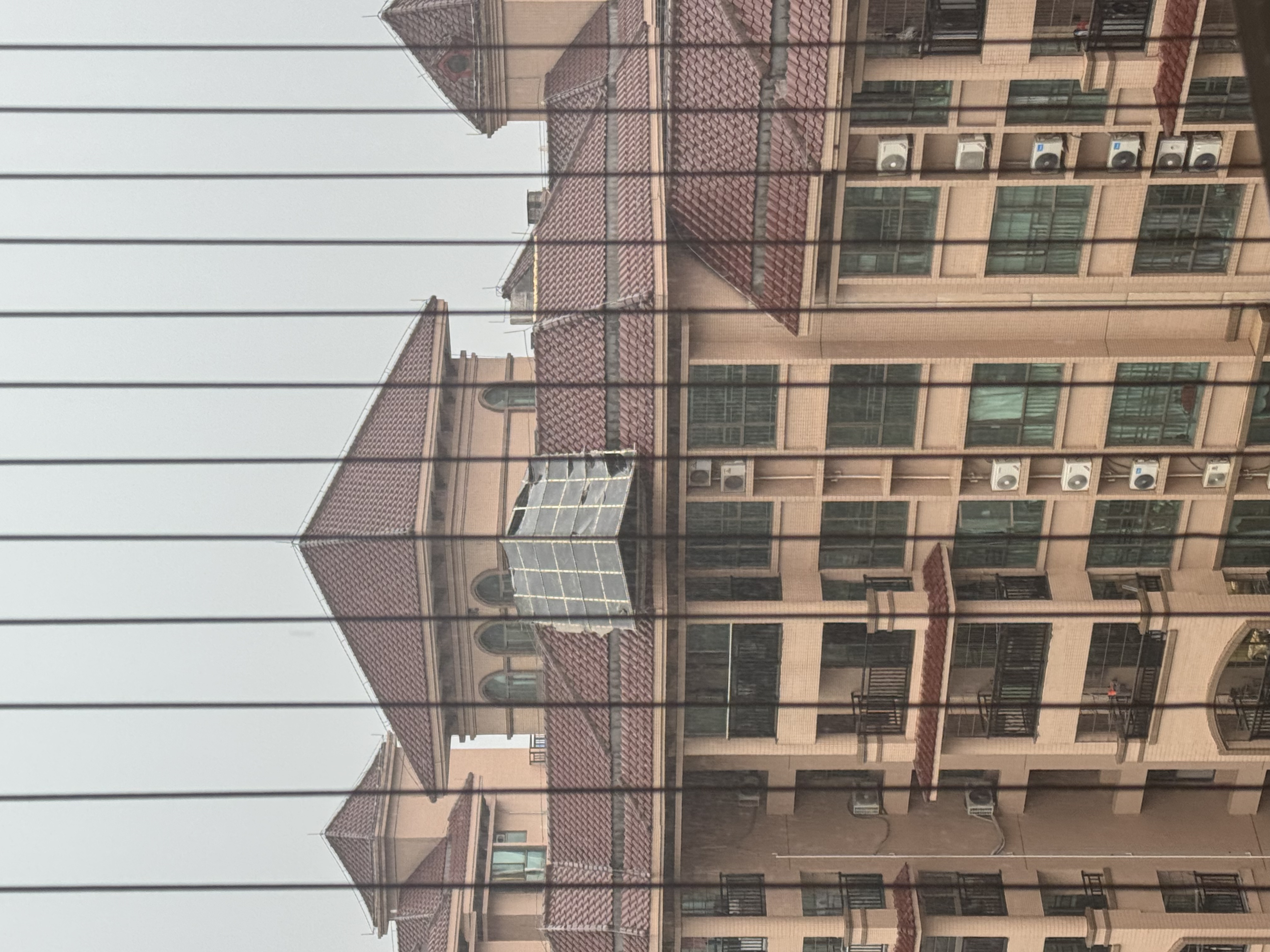 业主群上的照片——违建玻璃房被狂风掀起